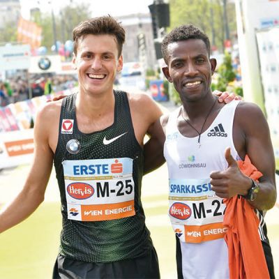 Die Sterne sind nicht Unerreichbar: Valentin Pfeil (l.) und Lemawork Ketema im Ziel des Vienna City Marathon 2019. © VCM/MichaelGruber,VCM/LeoHagen,VCM/JeniaSymonds